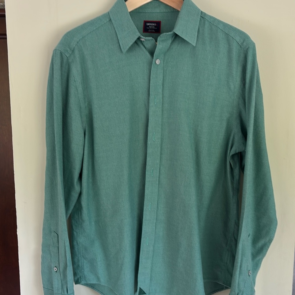 Men’s UNTUCKit long sleeve Wrinkle-Free shirt Size medium-regular